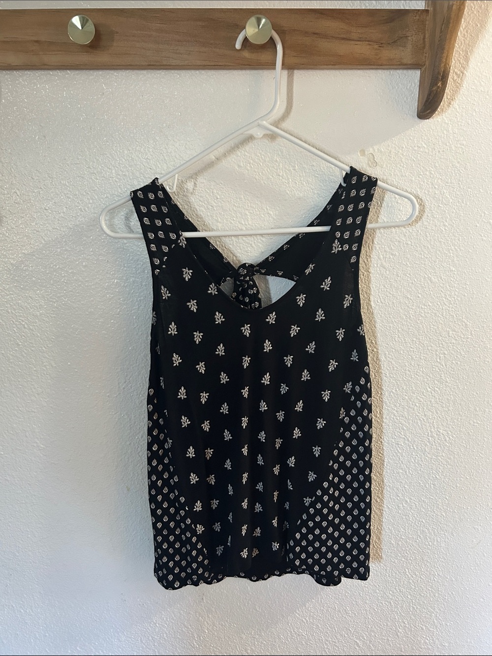 Old Navy Black Patterned Sleeveless Tie-Back Tank